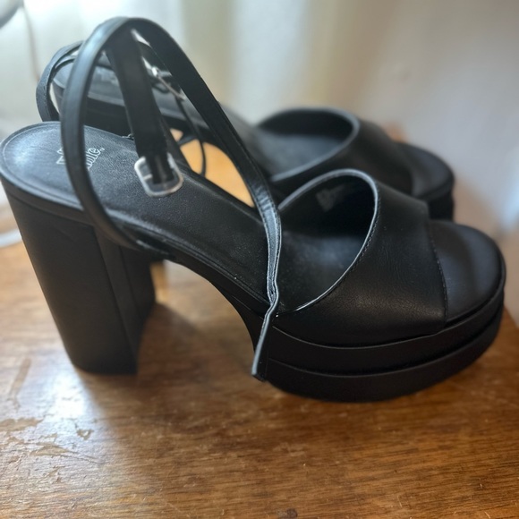 NWT Platform sandals - Picture 2 of 4